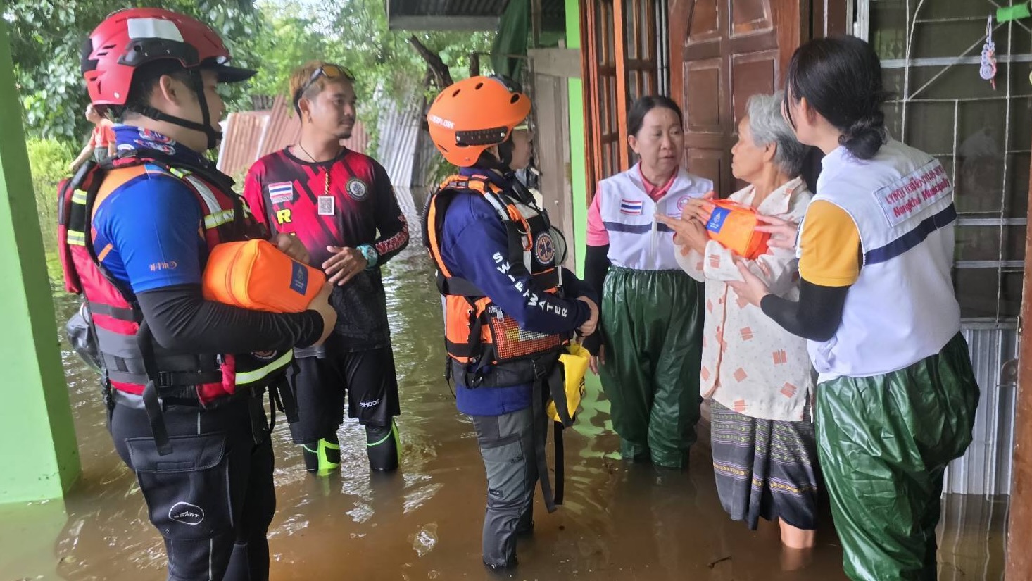 รจภ.​ เชิญกระเป๋ายาพระราชทาน และน้ำดื่ม เพื่อช่วยเหลือผู้ประสบอุทกภัย จ.หนองคาย