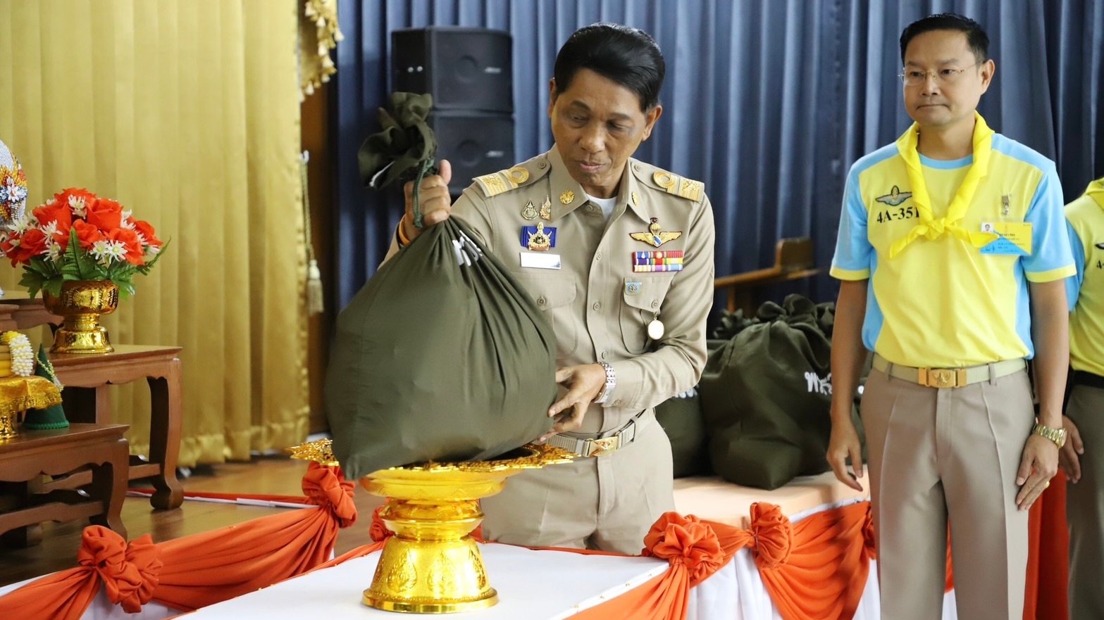 ราชวิทยาลัยจุฬาภรณ์ เชิญสิ่งของพระราชทานมอบแก่ผู้ประสบอุทกภัย จังหวัดยะลา